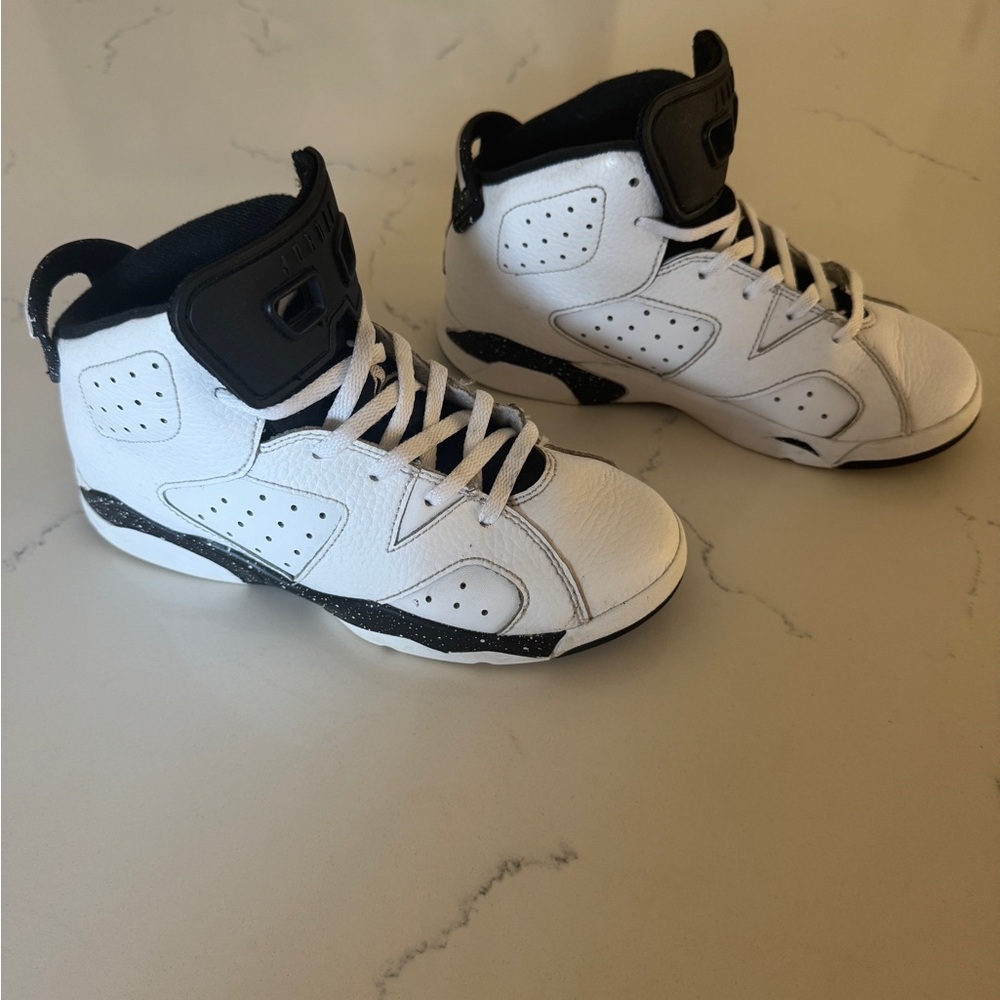 Jordan Kids 6 Retro “Reverse Oreo” size 2